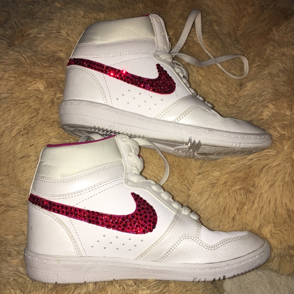 Hand bedazzled Nike shoes - Picture 3 of 8